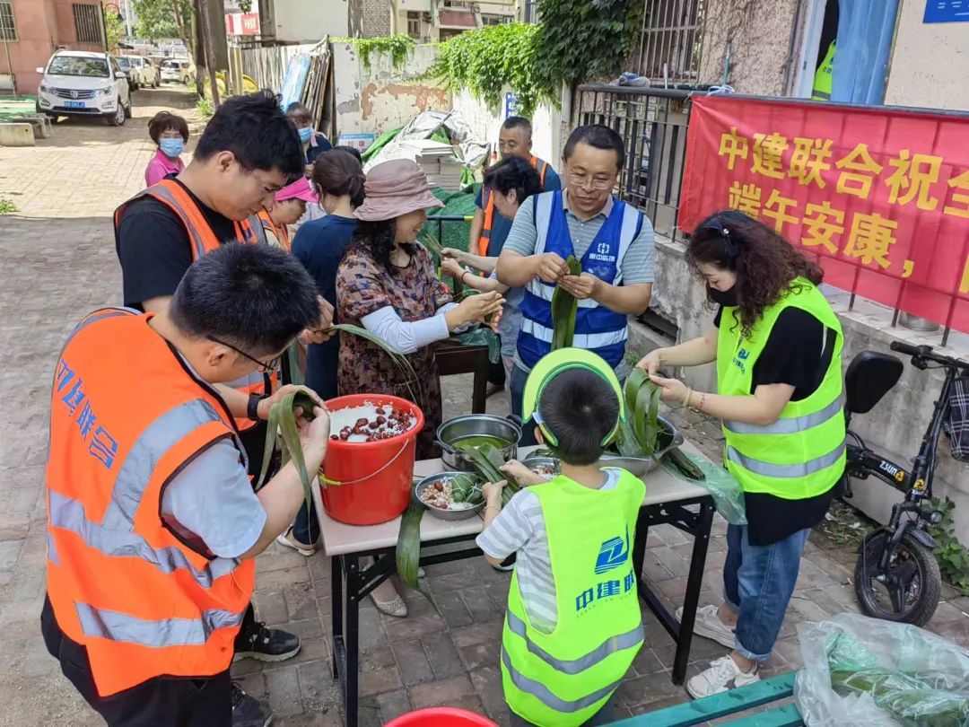 心系基层，情暖端午|中建联合组织市南区金湖路街道项目人员在工地现场包粽子、庆端午(图1)