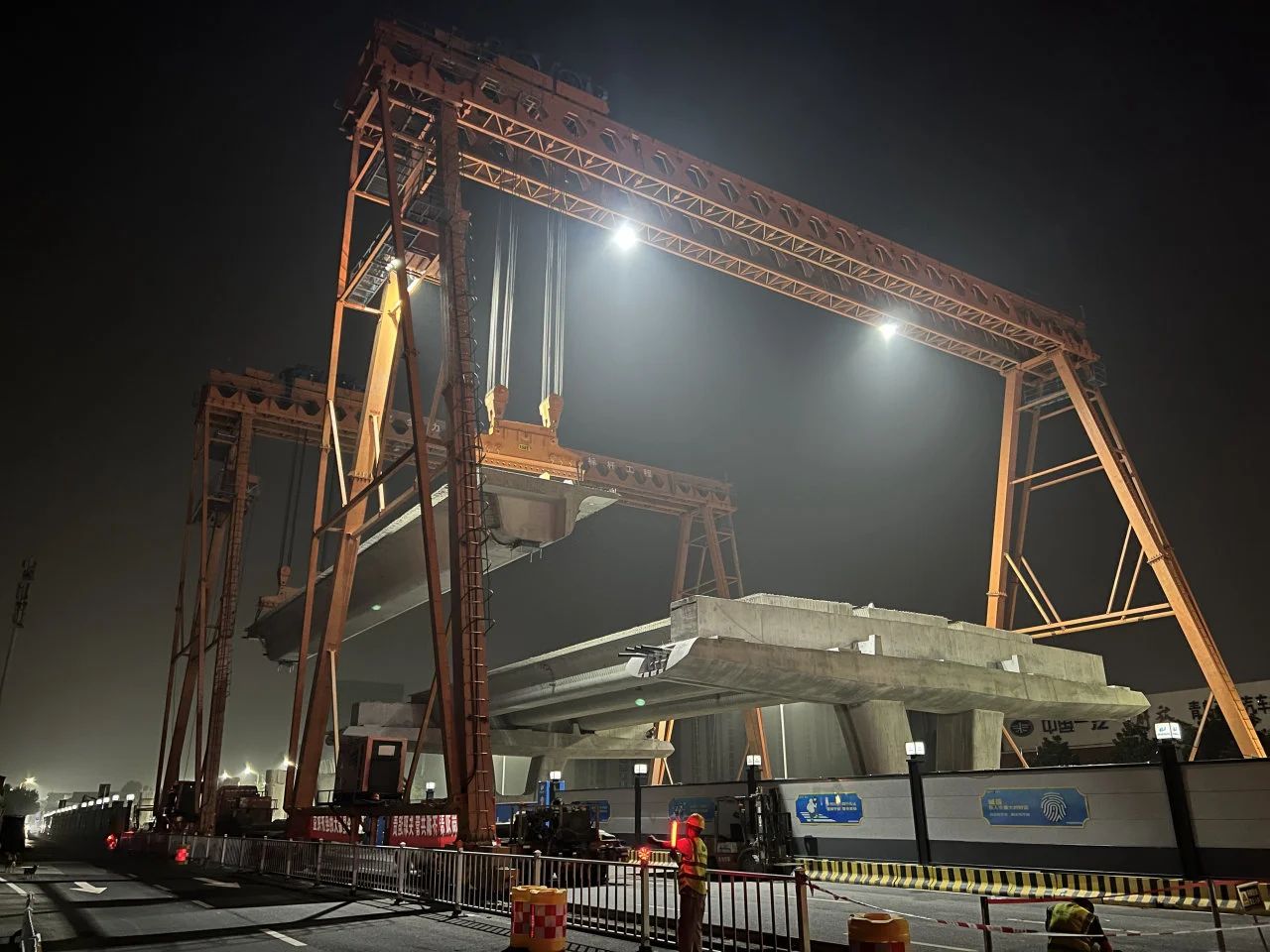 重庆路快速路项目7标段“同标双跨”预制箱梁完成精准落位(图2)